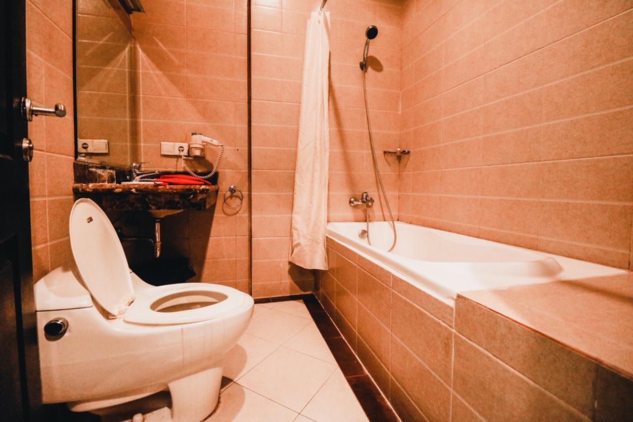 ホテル Reddoorz Premium @Jalan Jendral Sudirman パレンバン エクステリア 写真